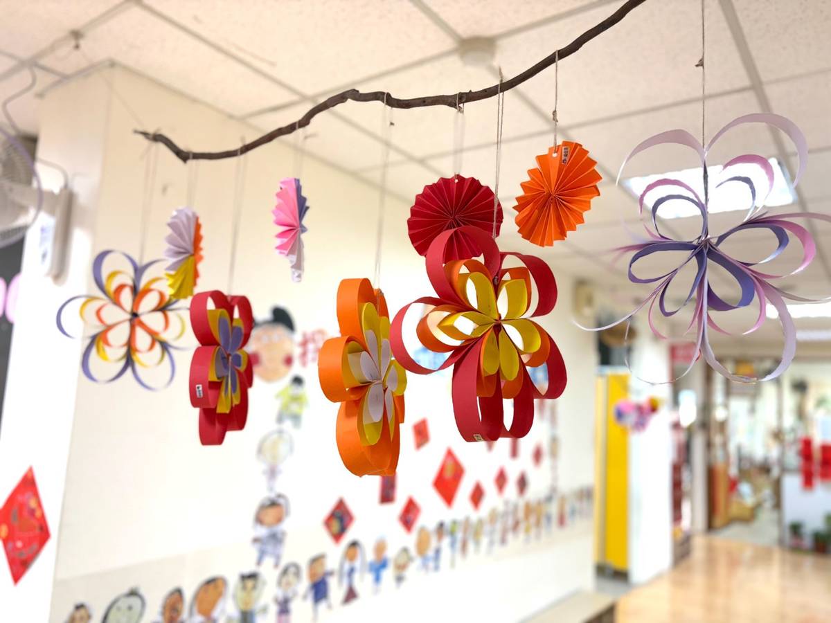 幼兒園親師布置捲紙窗花，打造節慶氛圍

