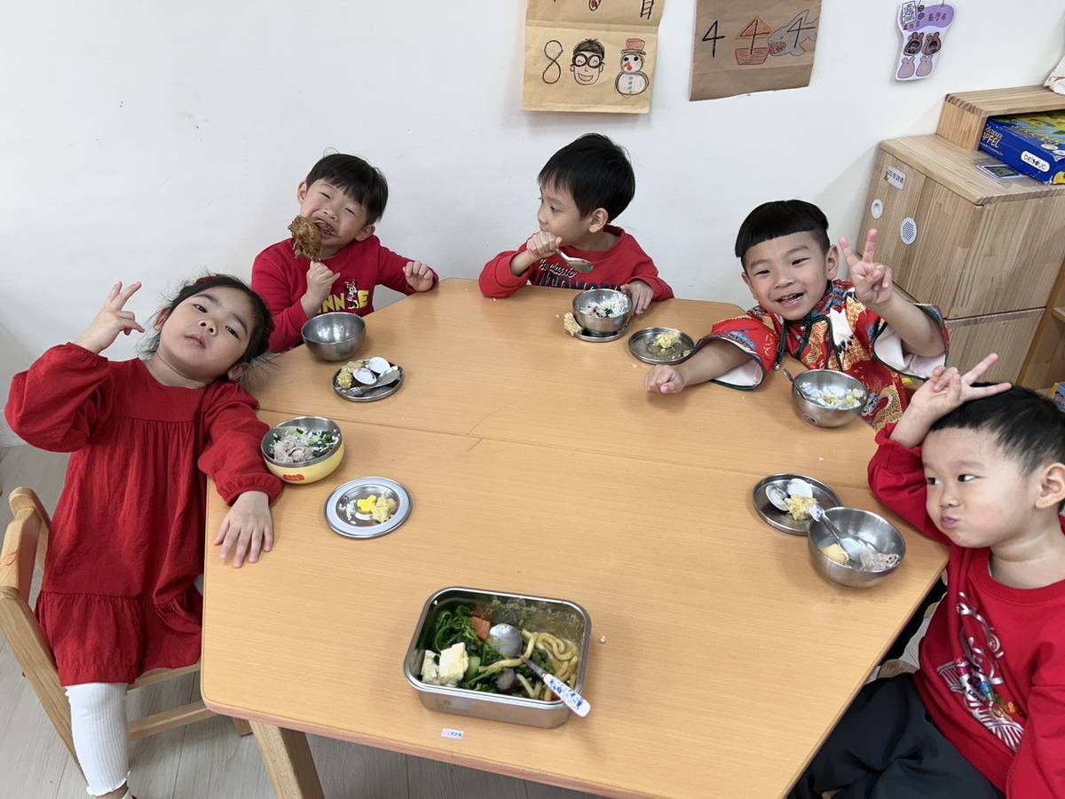 小朋友一起吃團圓火鍋