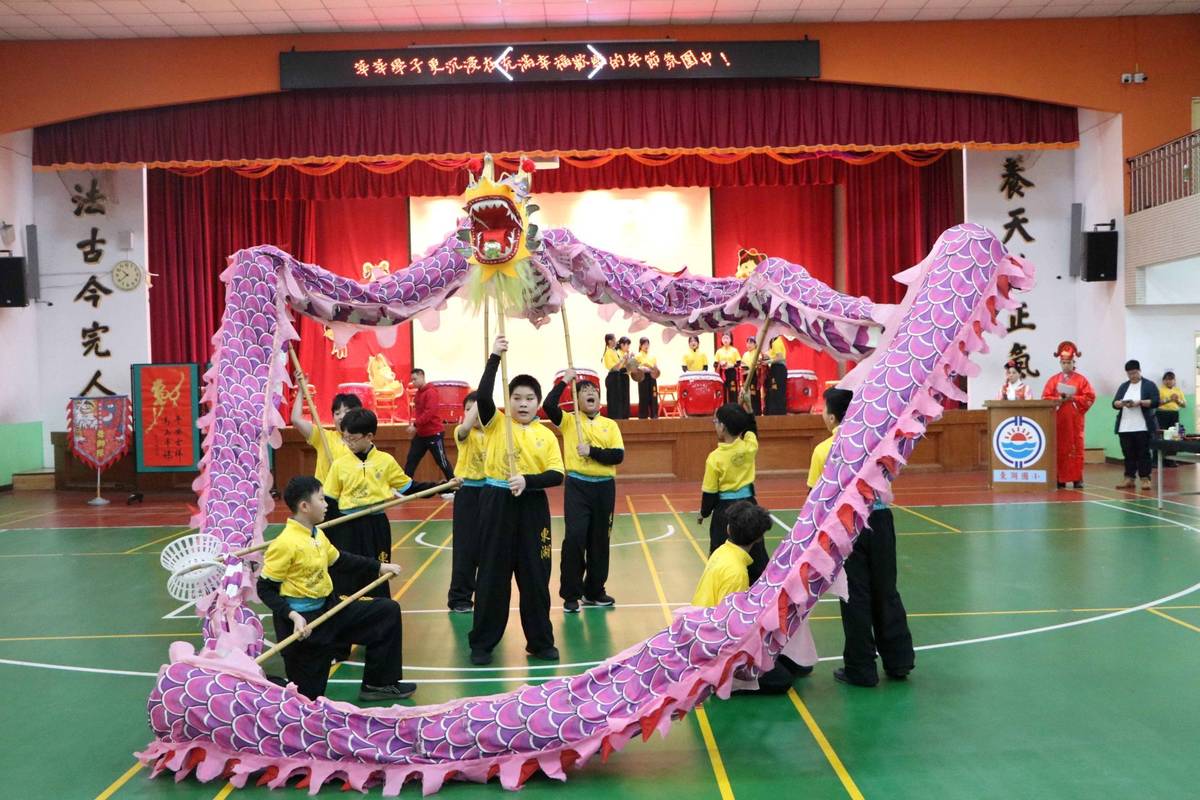 東湖國小學生帶來精采的舞龍表演