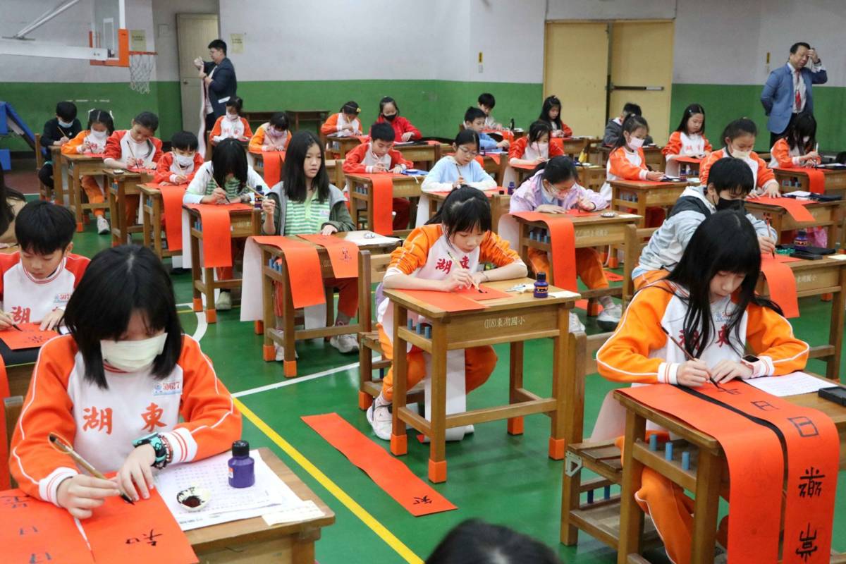 北市東湖國小學生體驗寫春聯的樂趣