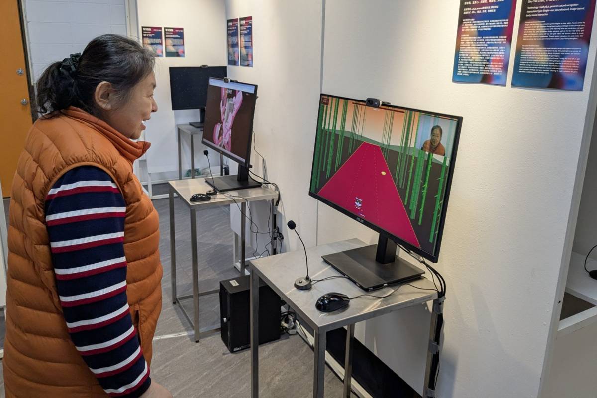 元智大學樂齡大學學員李永宜攜手學生創作《百燈齊放》，以天燈承載情感，跳脫書寫祈願的傳統，改以「說出願望」傳遞心聲，展現跨世代共創的溫度。 (元智大學提供)