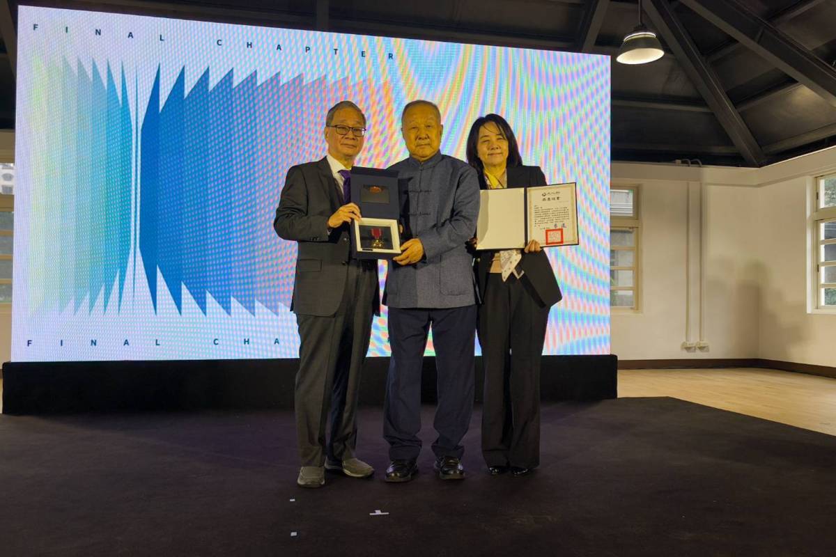 文化部部長李遠(左)頒發一等文化獎章給藝術家劉國松(中)，劉國松在女兒的陪同下受獎。