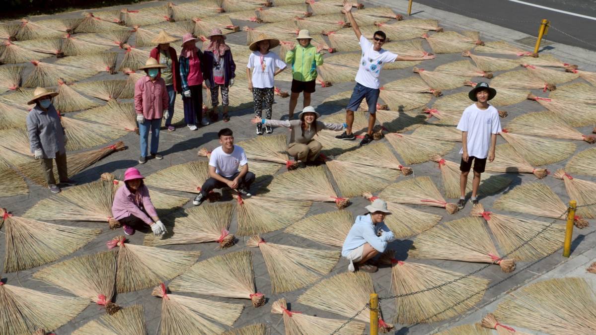 工藝師及返鄉青年於慈護宮媽祖廟廟埕曝曬藺草