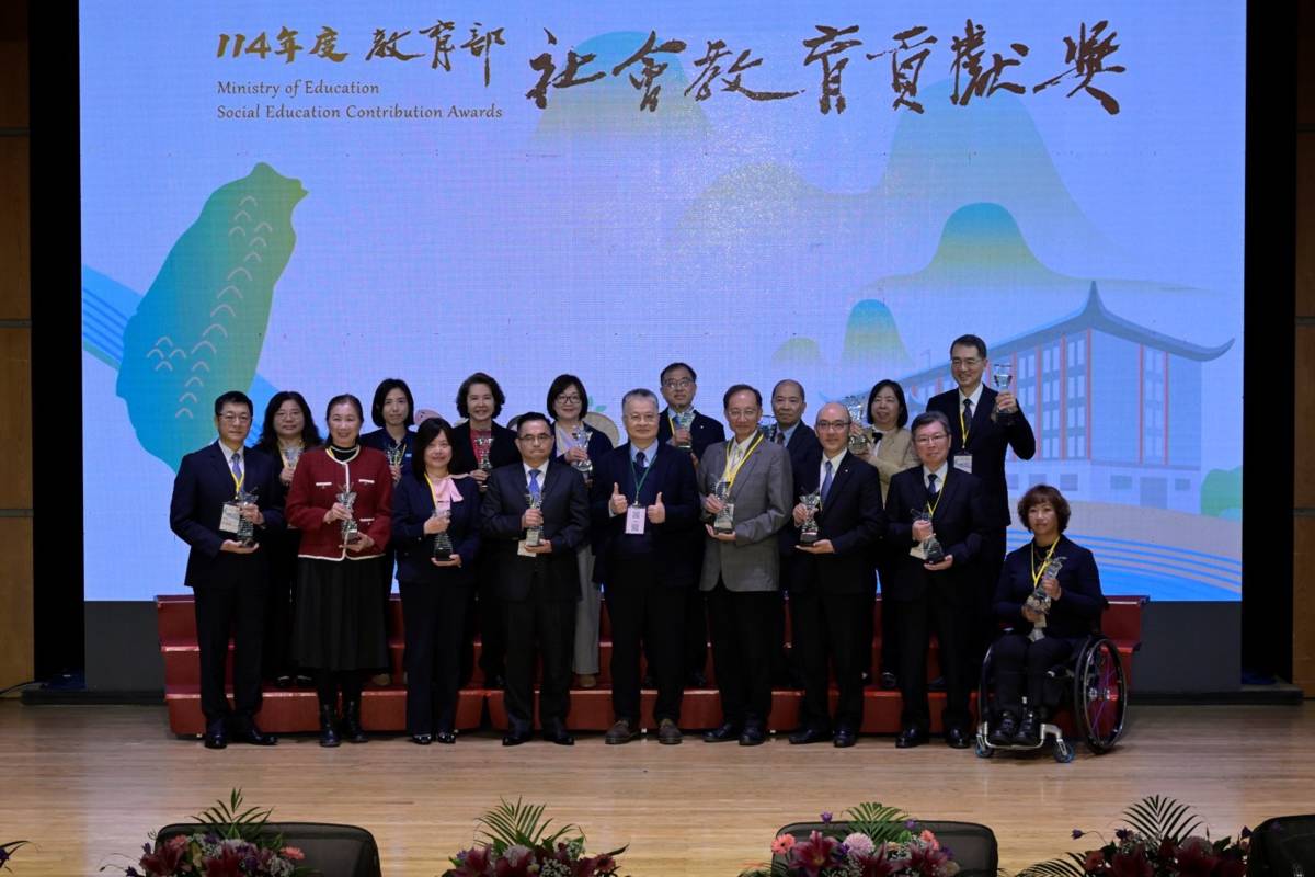 教育部劉次長與16個團體獎獲獎者合照。(後排右一、)暨大校長武東星