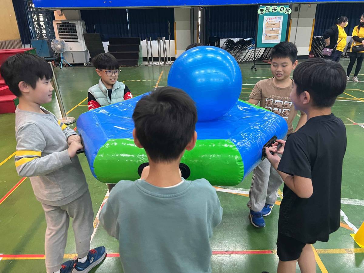 眾星拱月-孩子們小心保持平衡 (北市教育局提供)