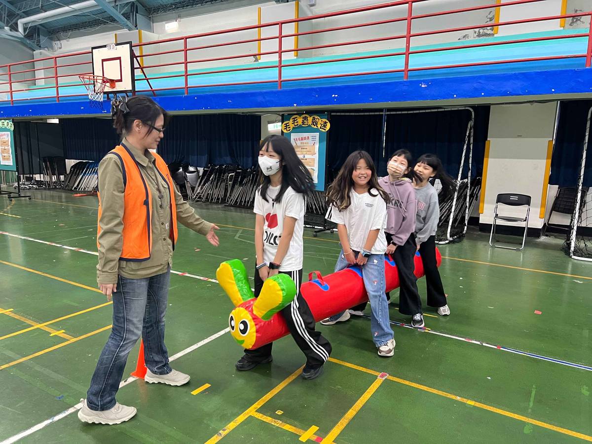 毛毛蟲競速好有趣 (北市教育局提供)