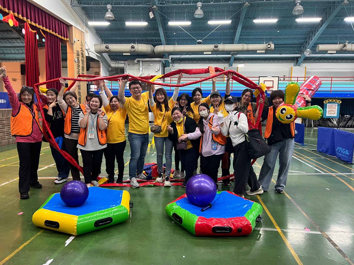 闖關活動的大功臣-愛心滿滿的志工們 (北市教育局提供)