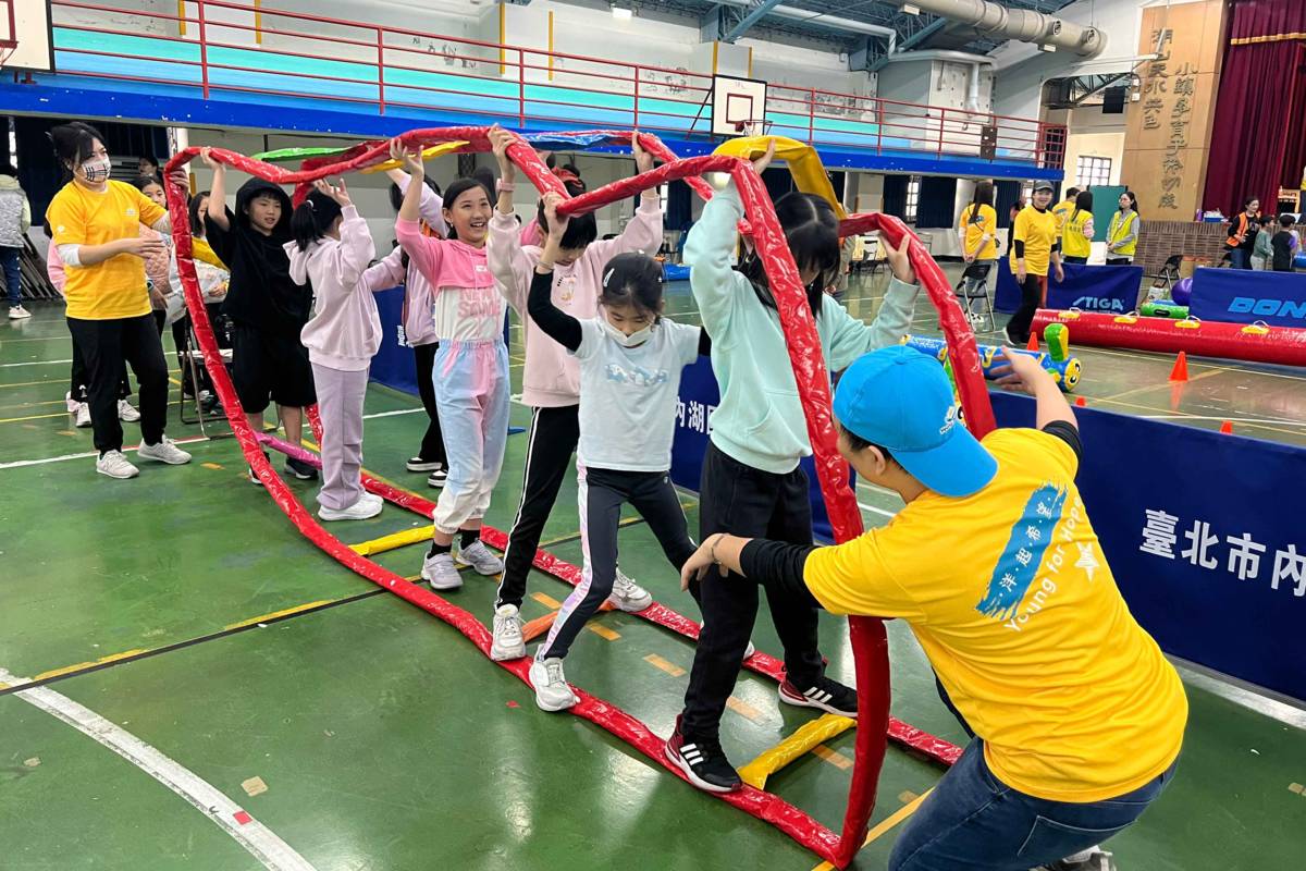 無敵風火輪裡的孩子個個笑顏逐開 (北市教育局提供)