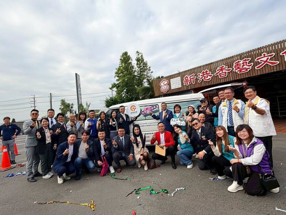 義賣瓜子做公益，大嘉義創新創業協會捐復康巴士回饋鄉里 (嘉義縣社會局提供)