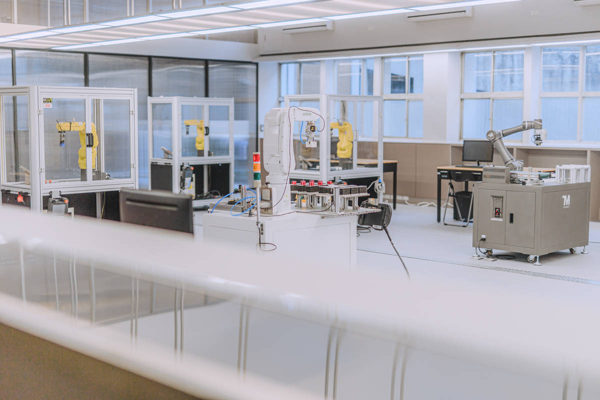 三重商工機械科改造實習工場並結合AI與智慧機器手臂建立人機協作育才中心(新北市教育局提供)