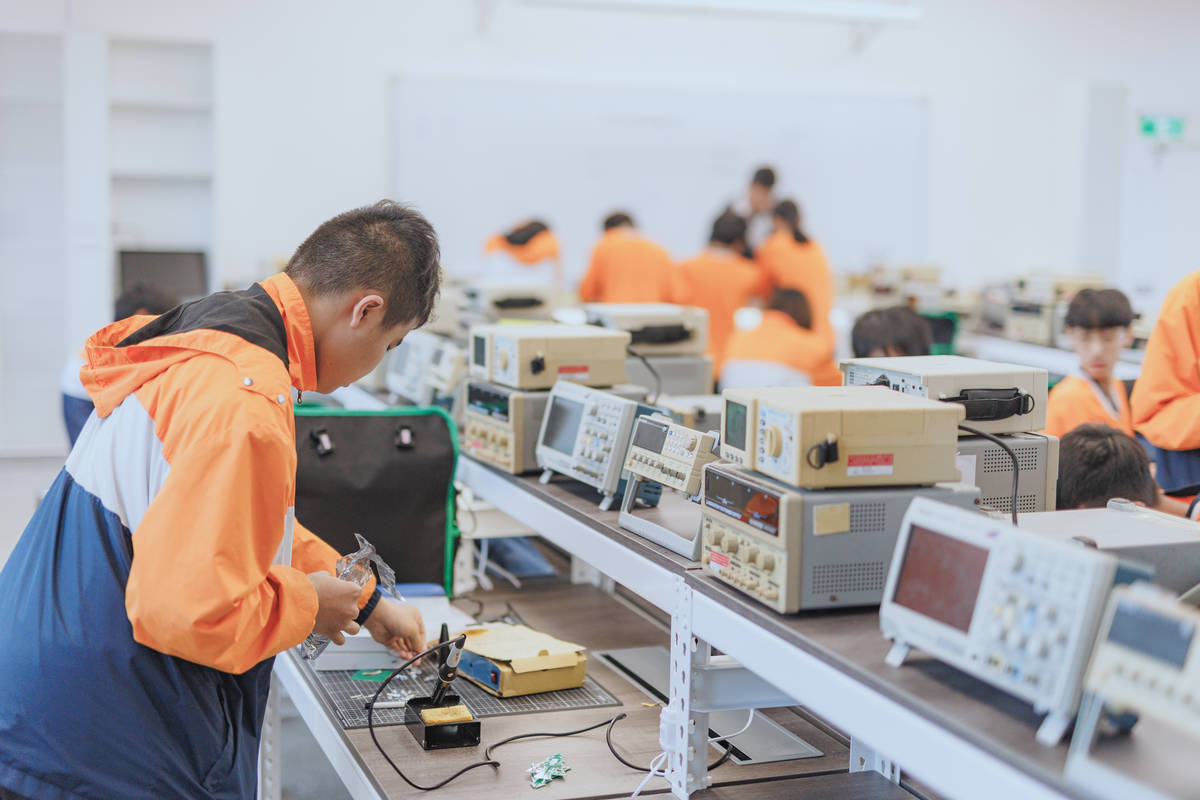 瑞芳高工資訊科實學生在簡潔明亮的習工場中學習(新北市教育局提供)