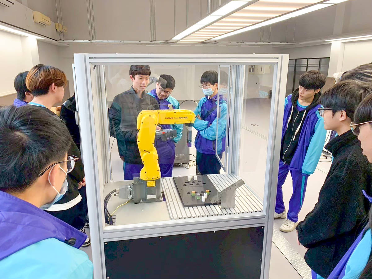 三重商工機械科學生在實習工場學習智慧型機器手臂操作(新北市教育局提供)