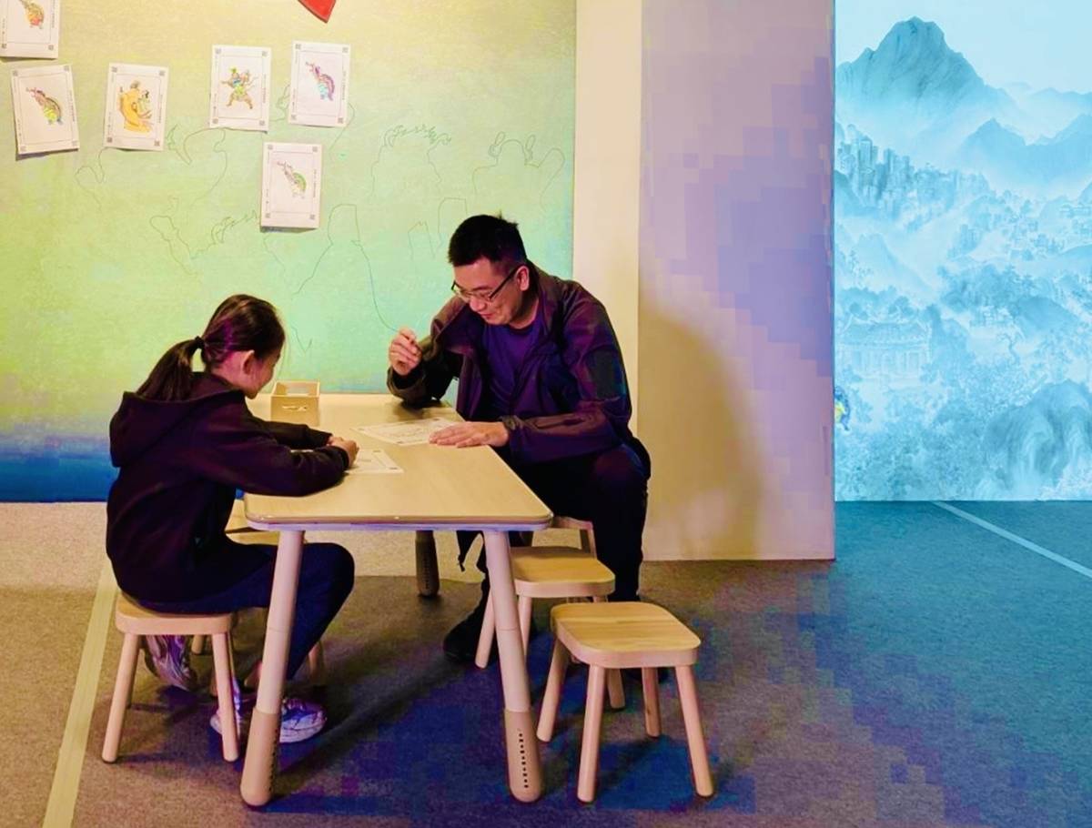 展場打造家庭共創場域，讓大小朋友彩繪角色(故宮博物院提供)