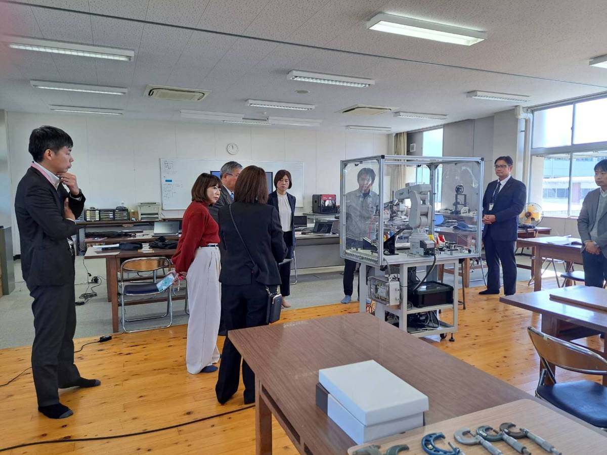 參訪熊本縣立水俁高等學校，該校整合產業專班辦理機械手臂教學課程