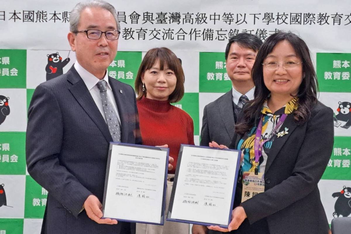 在教育部國教署主任秘書黃瀞儀(左2)及臺北駐福岡經濟文化辦事處經濟文化交流組組長王鴻鳴(右2)見證下，熊本縣教育委員會教育長越猪浩樹(左1)、聯盟執行長國立家齊高中校長陳韻如簽署MOU