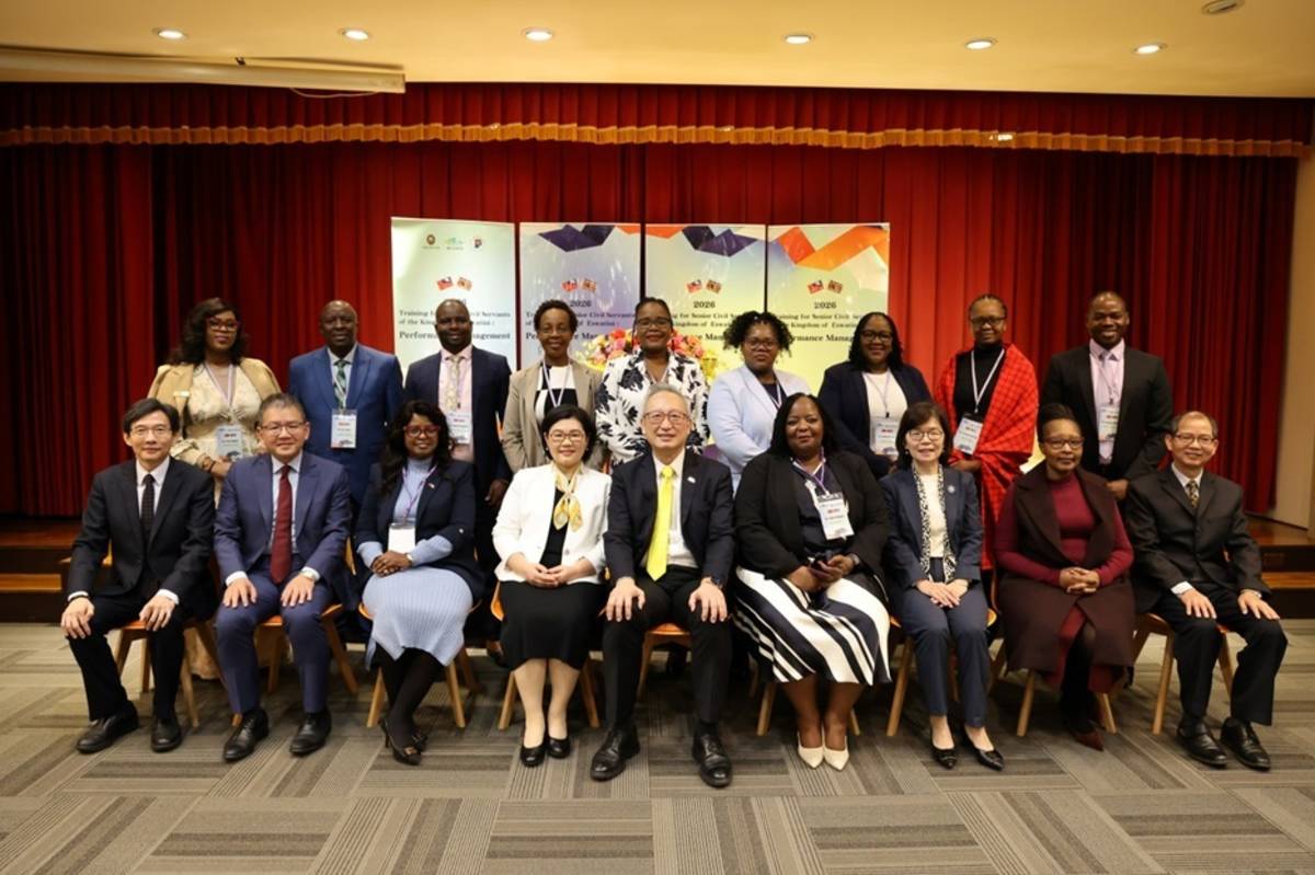 外交部吳志中政務次長及國家文官學院蔡秀涓院長與績效管理專班團員開訓合影(國家文官學院提供)