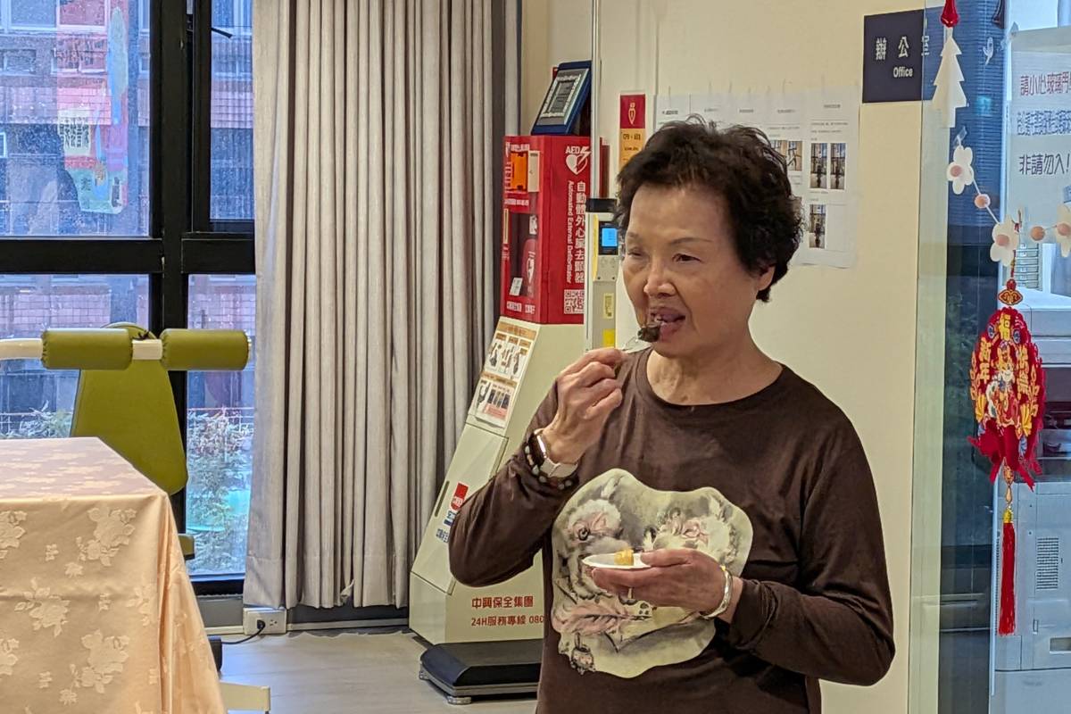 長者品嘗羅于姍營養師自製的雪花糕
