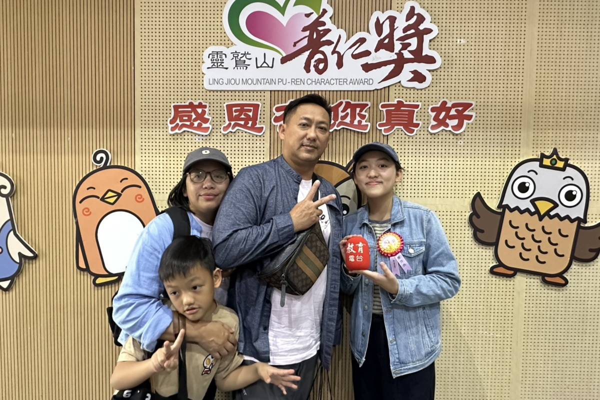 小太陽曾介卉(右一)與家人合照。