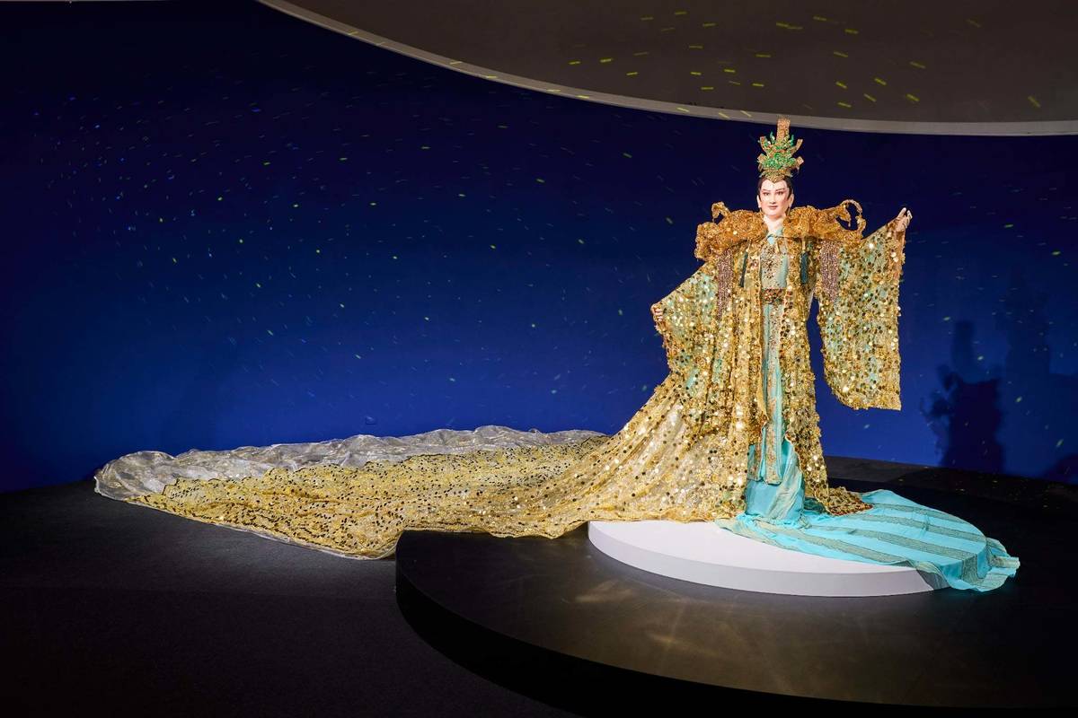 楊麗花親自監製親手化妝的仿真人形，身著最後一次公開演出的謝幕服，在展覽開頭迎接民眾入場。(傳藝中心提供)