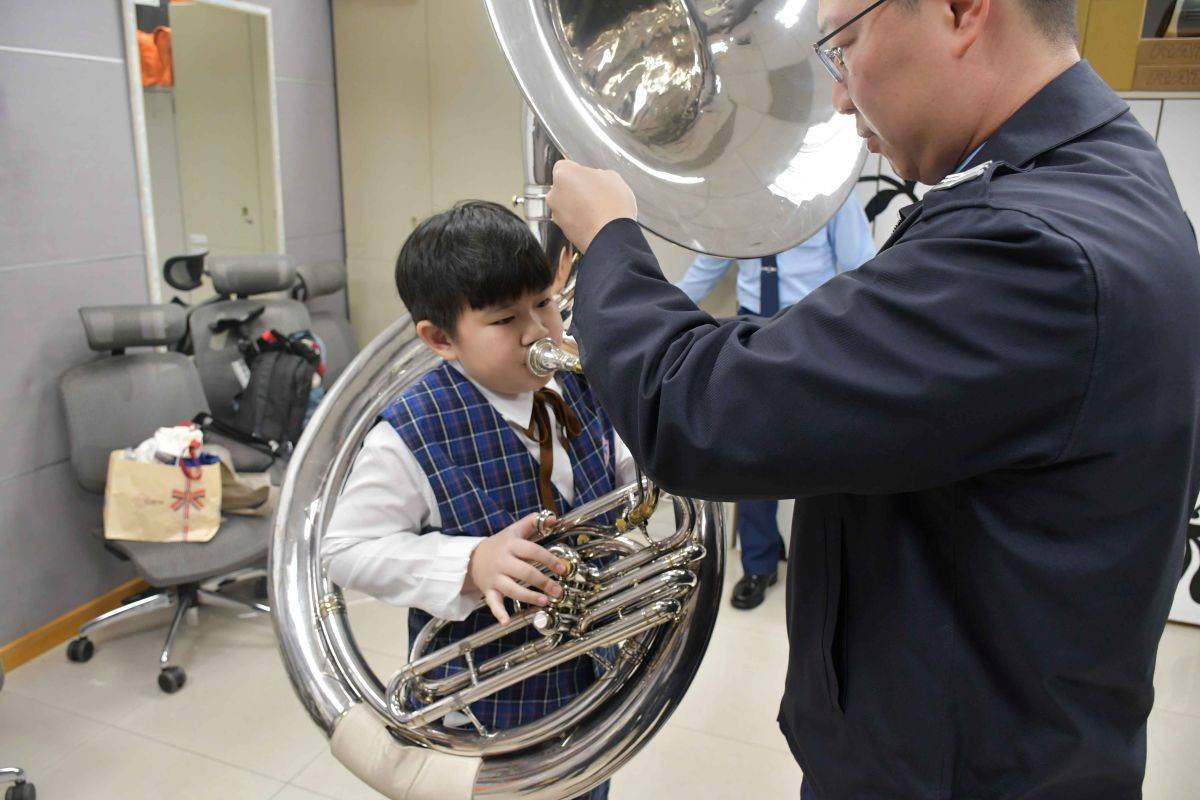 空軍軍樂隊成員親自指導學生