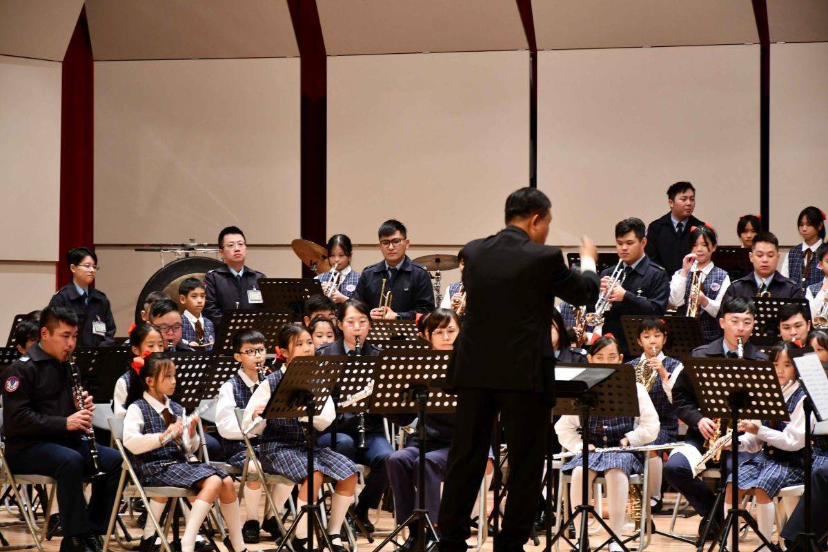 臺北市內湖國小管樂團與空軍軍樂隊進行合奏