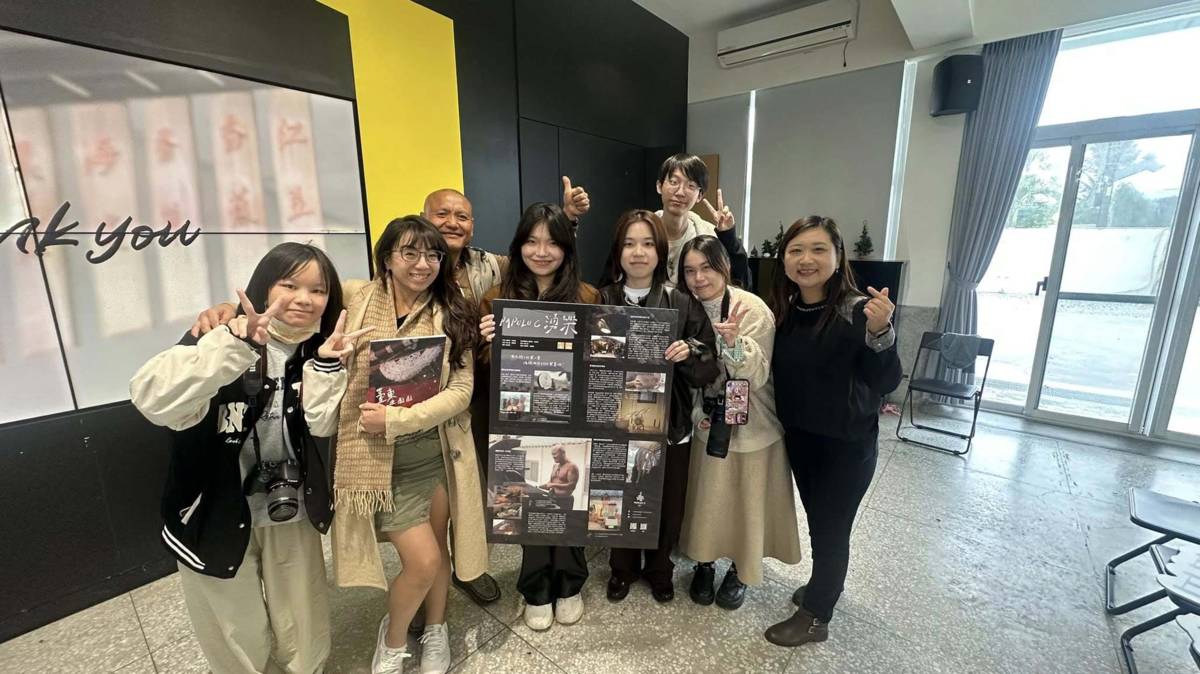 Papulu c 湧樂主人Maggie和海陸出席臺東土黏黏010專刊發表會