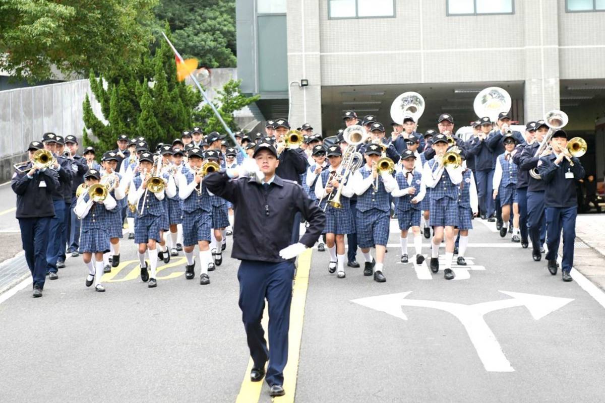 臺北市內湖國小管樂團參訪空軍軍樂隊，體驗行進演奏