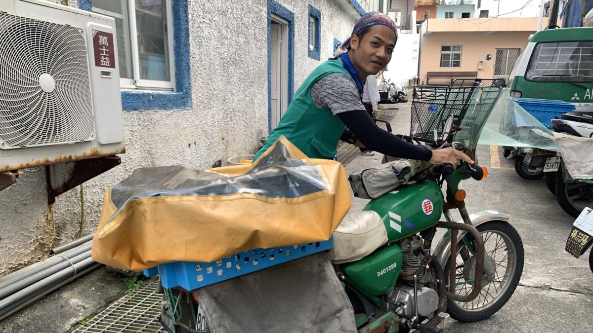 蘭嶼郵差簡偉駿不只送信還送上幸福