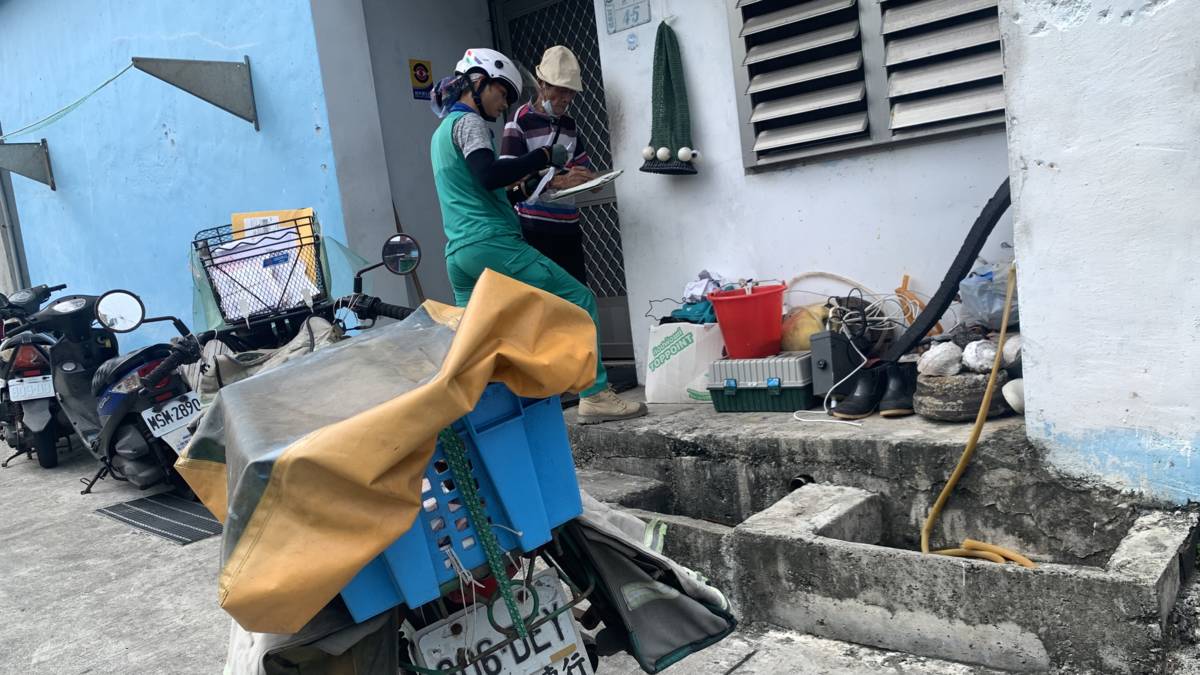 蘭嶼郵差簡偉駿不只送信還送上幸福