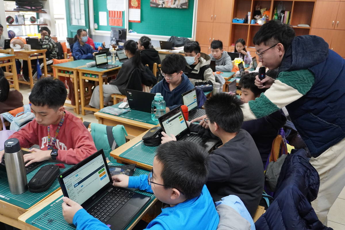 教師引導學生使用AI筆記本