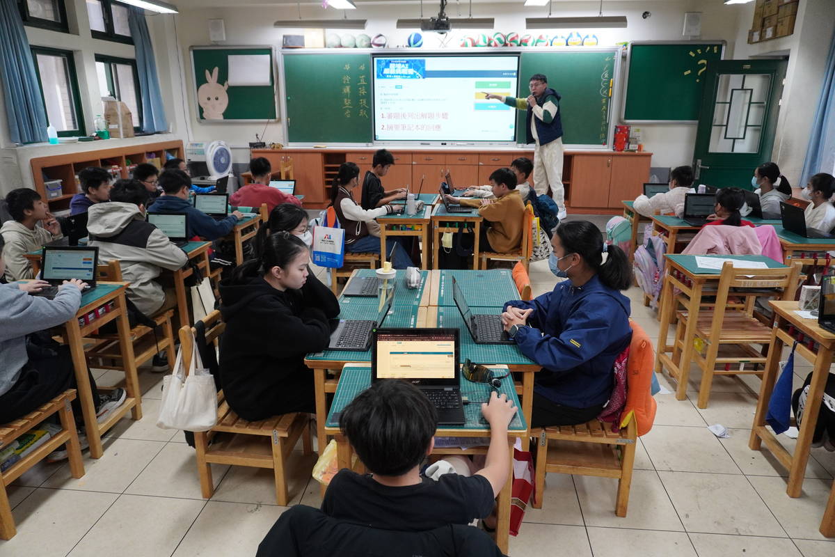 教師講解AI筆記本之操作