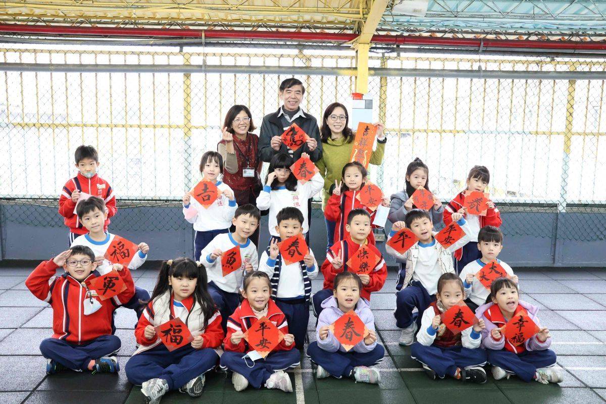 臺北市興德國小舉行「迎春揮毫．幸福加『馬』」活動