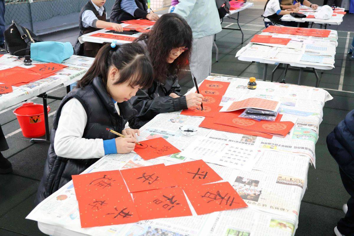 興德國小親師生親筆寫春聯，深化書法教育