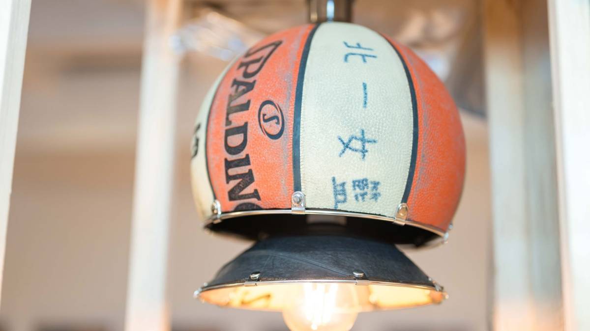 共森有限公司以「二次運球」為名，從永續循環的思考出發，建立體育用品回收系統，排球、棒球、足球與機能衣，在裁切、縫製與設計之後，轉化為手機殼、提袋吊飾等生活小物。