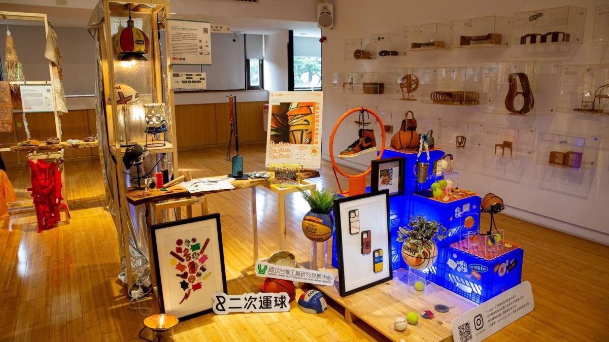 工藝中心持續深化永續工藝計畫，甄選十組計畫團隊，提供補助與輔導，支持他們以工藝為媒介，推動環境、經濟與社會的永續共榮發展，內容包含將廢棄或閒置資源導入工藝再利用、以工藝教育推動社區共學、療癒陪伴或弱勢培力，以及培養地方創生能量等多元面向。
   成果展以「永續工藝的生活解方」為題，透過作品、影像與紀錄，呈現工藝如何從生活經驗出發，回應永續議題，看見當代工藝如何在變動的時代中，回應生活與未來。