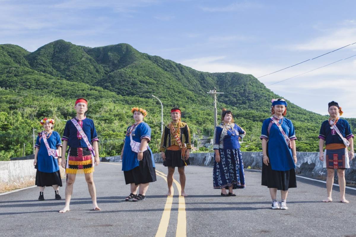 滿州沒有三點水青年共識團隊成員穿著自己製作的族服合影