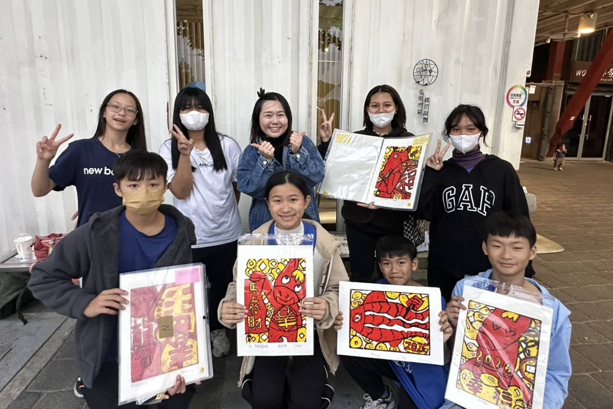 新生國小版印年畫公益義賣活動現場合照