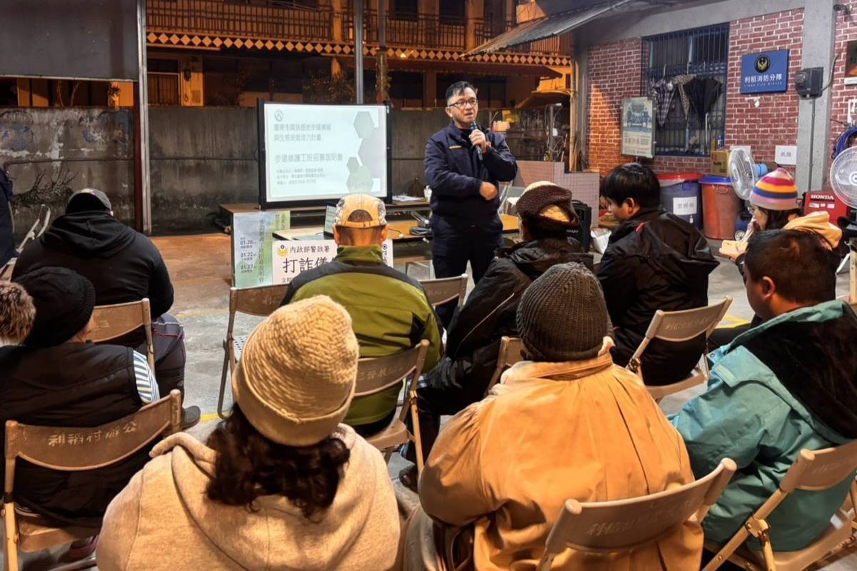 臺東利稻派出所宣導防詐、交通安全觀念。