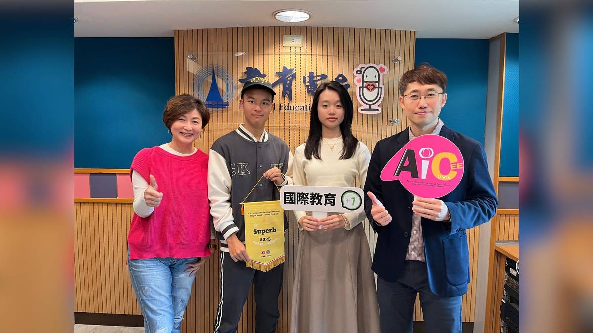 洪志衛執行長與兩位同學至教育電台受訪