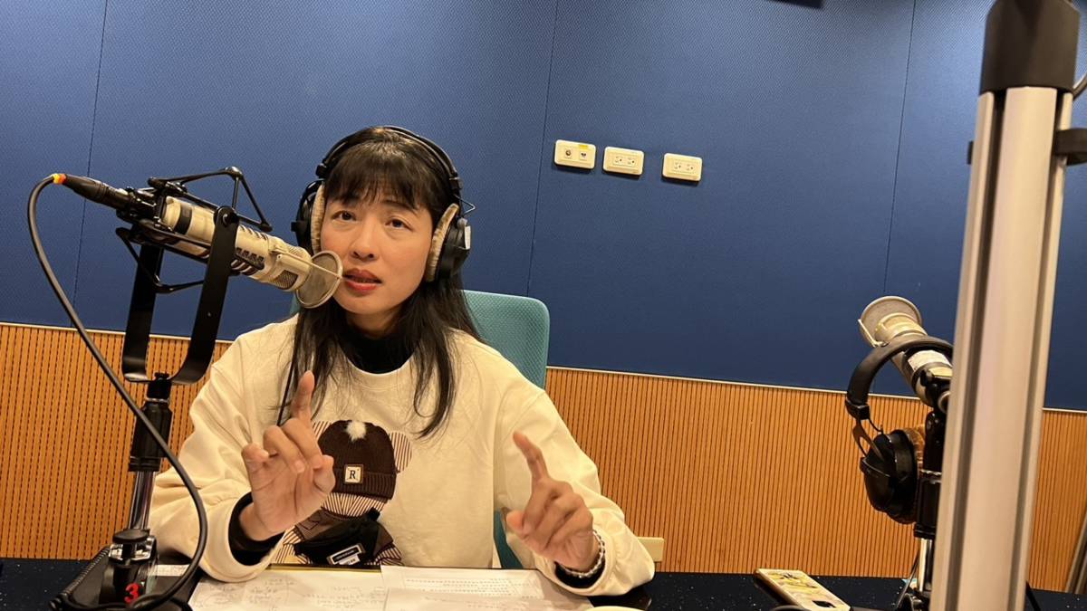 節目邀請臺中市北屯區僑孝國小洪緹潔老師分享她實踐社會情緒學習之路的過程。