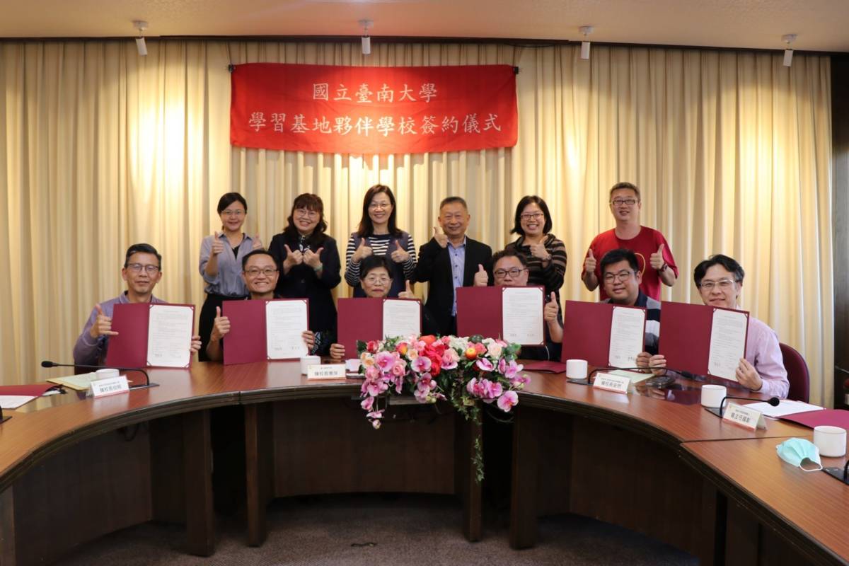 南大與學習基地夥伴學校與會師長合影，見證大學與中小學共學合作的重要里程碑。