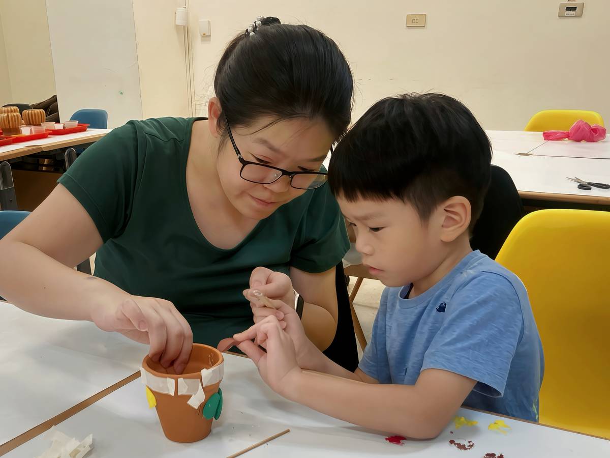 以「藝術療癒」與「文化永續」為核心，讓星兒們訓練手部精細動作、穩定情緒