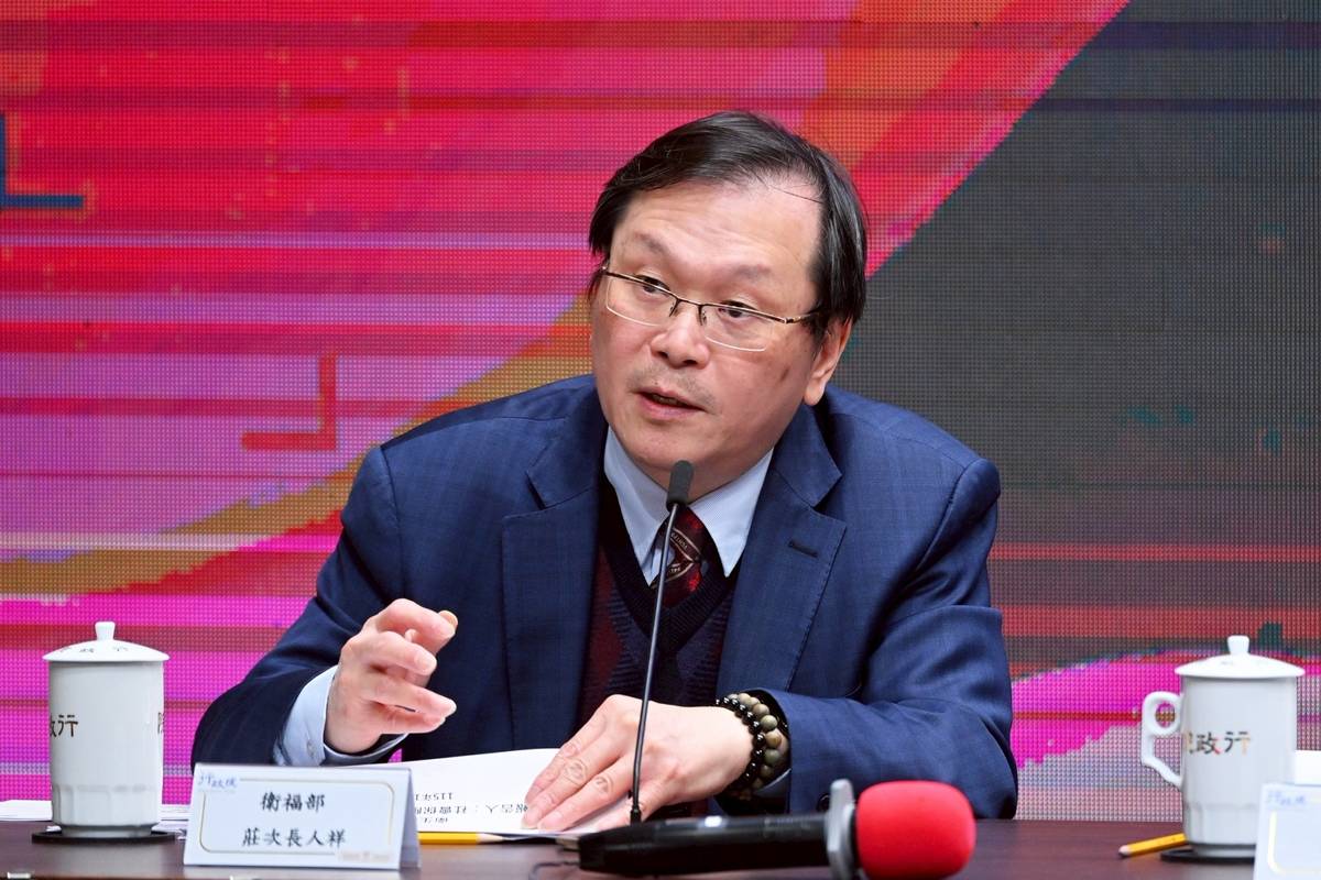 衛生福利部次長莊仁祥在行政院會後記者會回應有關國民年金法草案政策。(行政院提供)
