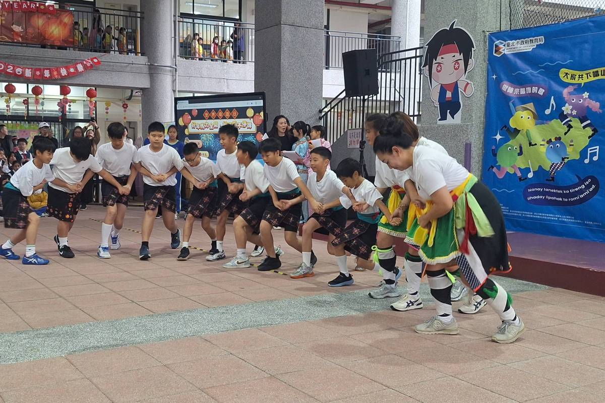 臺北市教育局以歡唱母語 舞動薪傳」為主題，在內湖國小舉辦世界母語日活動