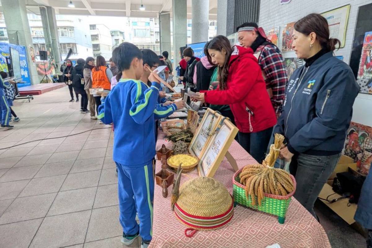 內湖國小學生在文化體驗攤位中認識原住民族的部落文物