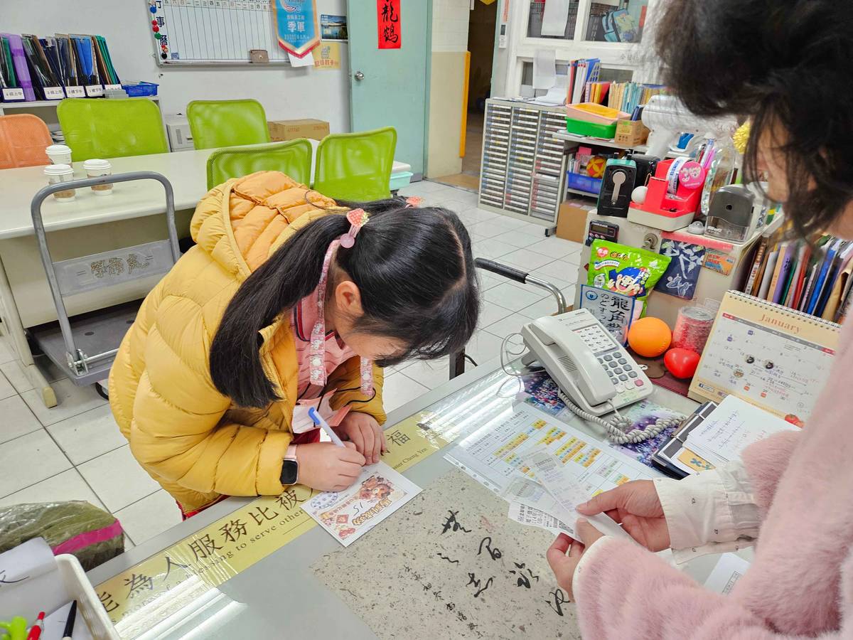 修德國小師生捐發票就可以兌換書法社師生親手書寫的春聯

