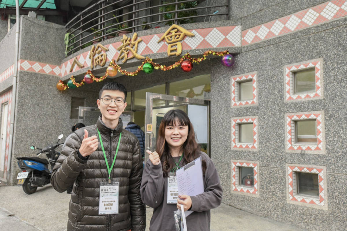 興大後醫系林同學（左）與張同學（右）實地走入部落，透過飲食文化與家戶訪談深入了解偏鄉醫療需求。（圖:彰基醫學中心提供）