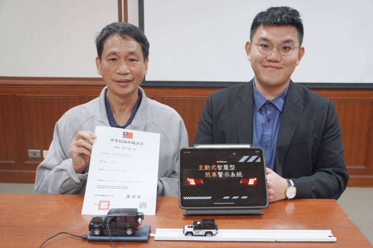 大葉大學機械系張舜長教授(左)指導大四生楊尚憲(右)開發主動式智慧型煞車警示系統（圖:大葉大學提供）