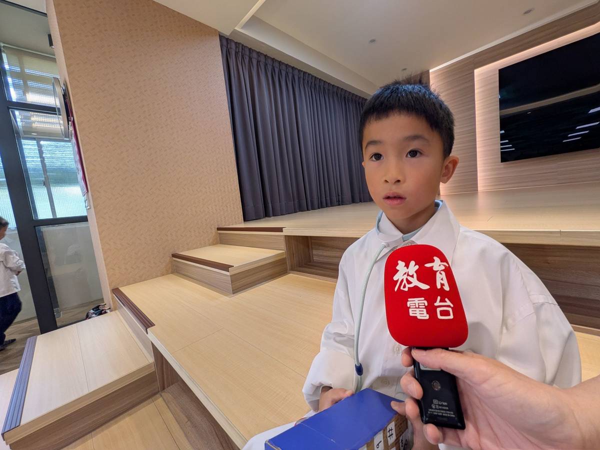 學生李硯齊認為，學習英語可以和外國人溝通

