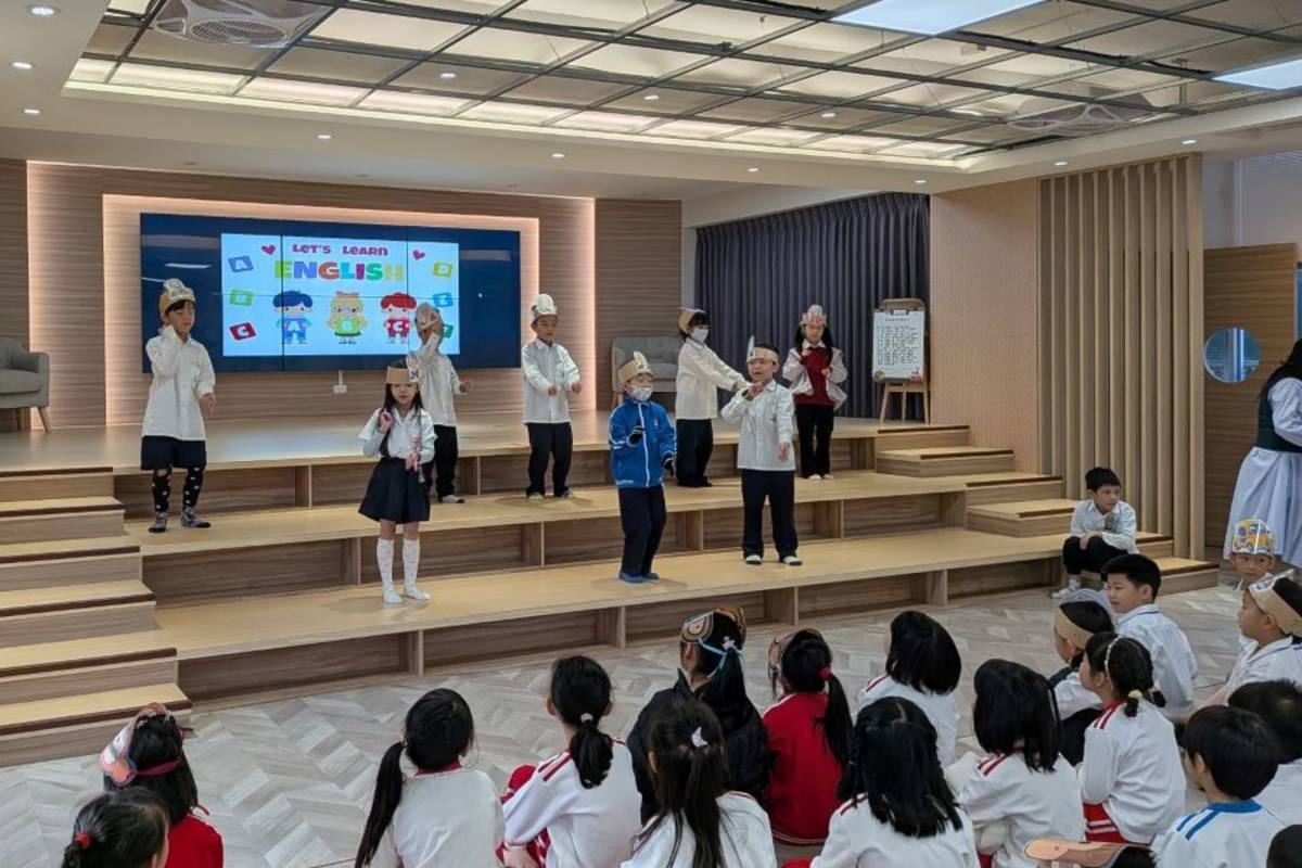 國北教大實小舉辦「明日英文閱讀」計畫成果發表會，學生展現英語歌唱、舞蹈及戲劇演出